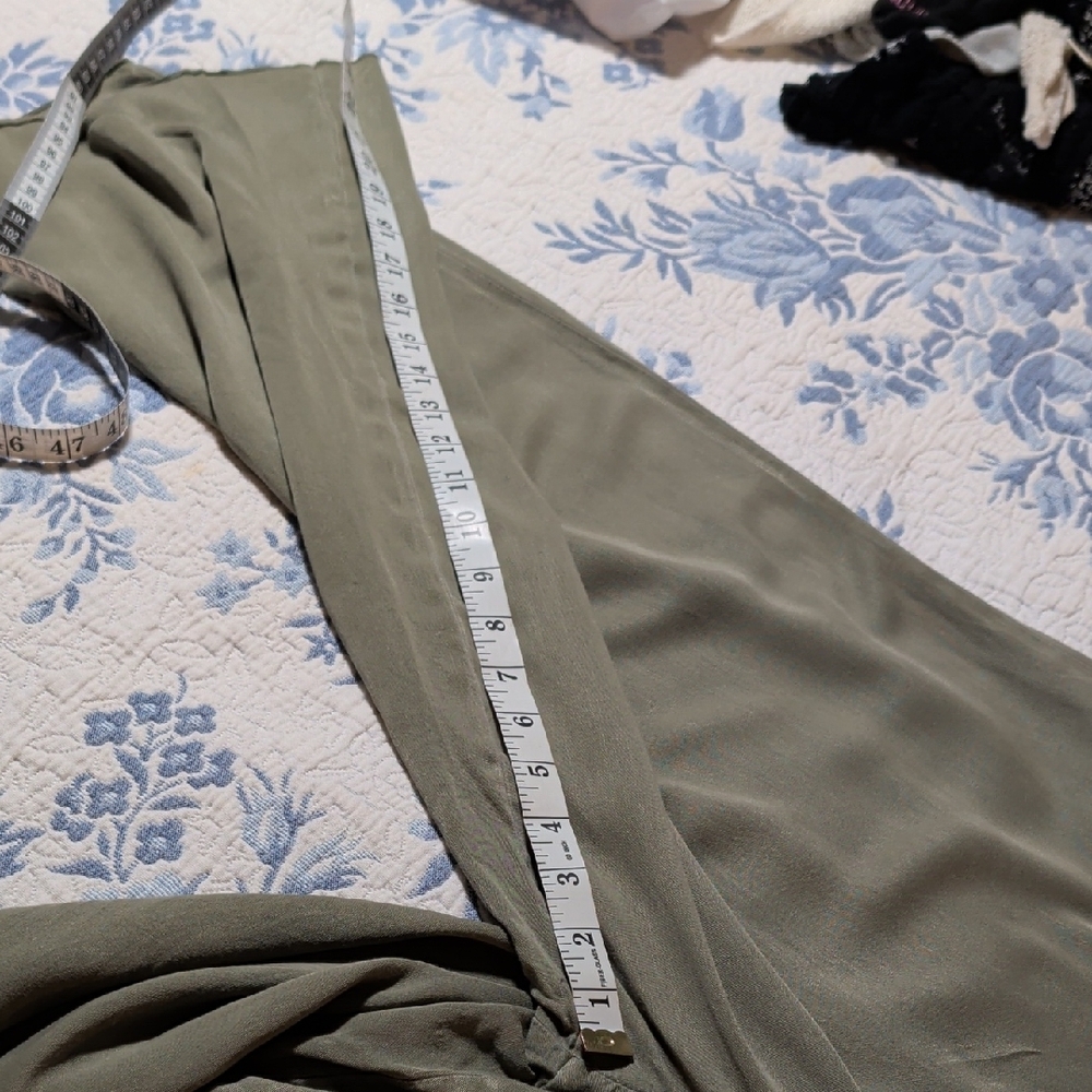 Sleeveless Olive Wide-Leg V-Neck Jumpsuit - Picture 6 of 8